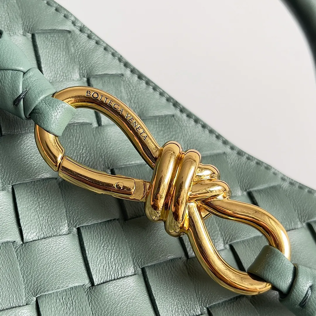 The 2023 new Andiamo batch of 2260 BV has been shipped‼ ️Really popular🔥The new Andiamo woven handbag launched by Bottega Veneta this season is really popular all over the world! ! Celebrities at home and abroad have worn it, and Oscar-winning actress Michelle Yeoh has taken it out on the street. Song Jia, Trai Yara, Yu Feihong, Sanji Ayaka, Rosie Hunting-Whiteley, Yoshioka Riho, etc. have all picked up this bag. It is classic and versatile, showing off its temperament, and the bag capacity is also large, which is very convenient for daily commuting! ! A variety of carrying methods, the shoulder straps can be adjusted by yourself, the original lambskin feels soft and delicate, and the unisex style breaks the gender boundaries and brings a more practical and long-lasting use experience. Andiamo, which has both elegant and casual styles, perfectly interprets the true appearance of "fashionable old money style". Style number: 743572 Size: 32*24*12